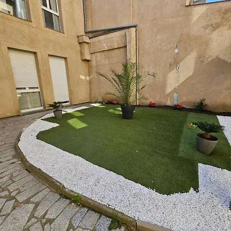 Des Jasmins Apartment *