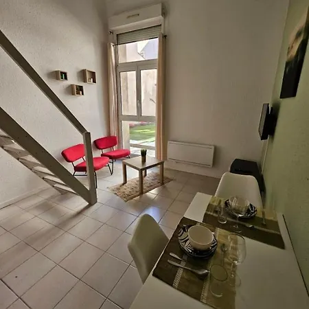 Des Jasmins Apartment