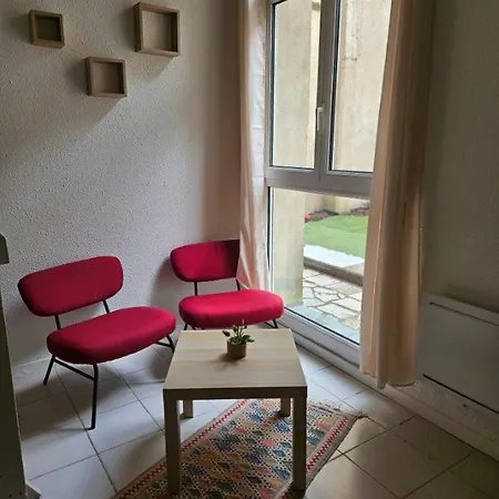 Des Jasmins Apartment