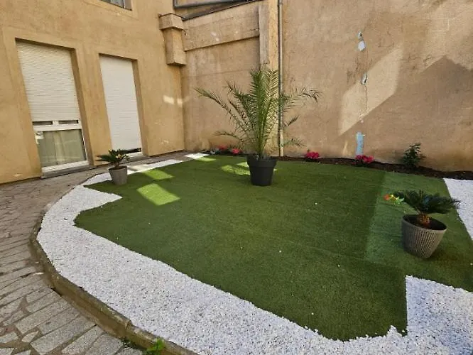 Des Jasmins Apartment *